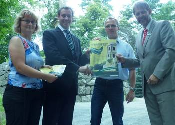 von links) Roswitha Hutfilz, Abteilung Stadtgrün, Chris Schöne Jagdschloss Spiegelber-ge, Oberbürgermeister Andreas Henke und Peter Pinkernelle, Harzsparkasse, präsentieren im Rahmen der Spendenübergabe die Plakate und Flyer für das Parkfest 2014 am