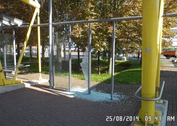 Zerstörte Glasscheiben im Wartebereich des Halberstädter Busbahnhofs.