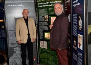 Armin Schulze und Propst a. D. Helmut Liersch mit der neuen Ausstellungstafel der Luther-Wanderausstellung zur Reformation in Goslar