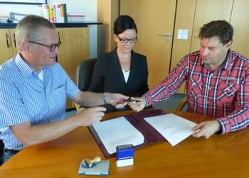 Vertragsunterzeichnung im Halberstädter Rathaus: (von links) Dr. Michael Haase, stellvertretender Oberbürgermeister, Sandra Wagner und Gorden Höltge von der  RiRo Staßfurter Speiseservice GmbH.