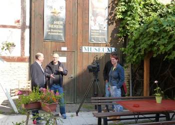 Kunsthof, Voigtei 48: Thomas Rimpler, Leiter der Stadtplanung und des Unternehmerbüros der Stadt Halberstadt (links), im Gespräch mit dem Team von LexiTV.
