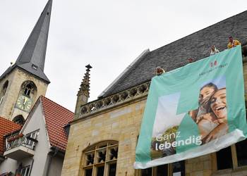 Ganz sichtbar am Rathaus: Die neue Stadtmarke für Halberstadt
