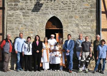 Anlässlich der Übergabe der Betriebsführung gab es am Eingang zum Schachturm die Gelegenheit zu einem Gruppenbild