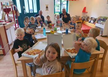 Spatzenkinder in Aspenstedt freuten sich sehr beim gemeinsamen Pizzaessen ©Andrea Bernicker
