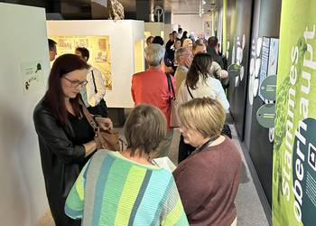 Die ersten Interessierten probieren das neue digitale Angebot des Naturkundemuseums Heineanum aus. ©Jeannette Schroeder