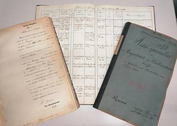 Blick in das Geburtenregister der Stadt Halberstadt von 1874, das Kirchenbuch der Domgemeinde von 1850 und das Militärstammbuch von 1840