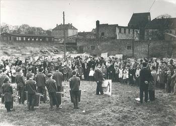 Walter Gemm zur Grundsteinlegung für die Gedenkstätte Franzosenkirche, 7. April 1965. Gemm gestaltete die Entwürfe für den Bau der Gedenkstätte