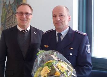 Am Mittwoch (25. Februar) ist Ingo Wetzel zum Beamten auf Lebenszeit ernannt worden. Oberbürgermeister Andreas Henke (links) überreichte dem Feuerwehrkameraden die Er-nennungsurkunde und Blumen im Halberstädter Rathaus. Am 1. März hat Ingo Wetzel sei