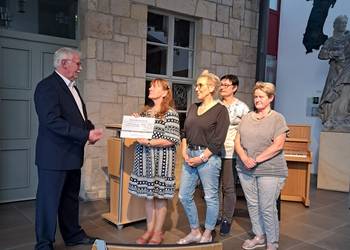 Übergabe eines Spenden-Schecks für das Kinder- und Jugendtelefon Halberstadt