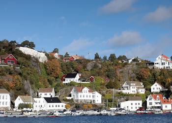 Blick auf die 'weiße Stadt' Risor in Südnorwegen