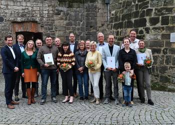 Gemeinsam mit den Preisträgern des Fassaden- und Stadtbildwettbewerbs freuen sich die Vertreter der Stadt und der Jury über die Auszeichnungen