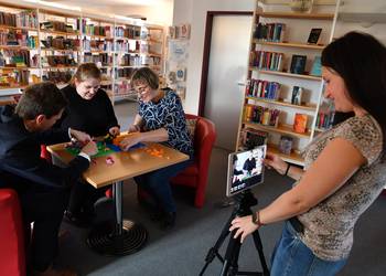 Die Filmwerkstatt der Stadtbibliothek mit Daniel Szarata, Stefanie Franz, Birgit Sommer und Stefanie Hahn in Aktion (v.l.n.r.)