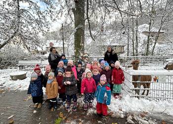 Die fleißigen Kinder der Kita 'Waldblick' freuten sich über den geschmückten Weihnachtsbaum