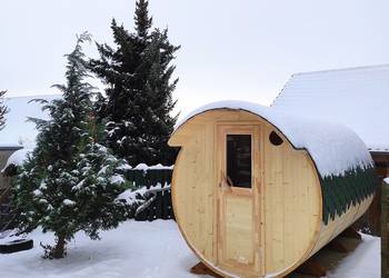 Die neue Fasssauna wartet auf die Holzbergwichtel