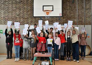 Stolz zeigen die Kinder der Grundschule Freiherr Spiegel ihre Urkunden