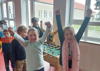 Der neue Tischkicker bereitet sichtlich viel Spaß ©Stadt Halberstadt