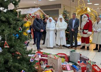 Der stellvertretende Oberbürgermeister Thomas Rimpler, Centermanager Enrico Burau und Stadtmarketingleiterin Nancy Wesemeier bedankten sich ganz herzlich auch im Namen des Weihnachtsmannes und seinen Helferinnen bei allen Wunscherfüllern und den Akteuren vor und hinter den Kulissen