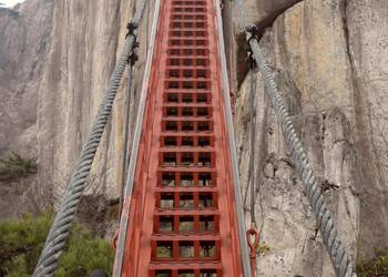 Eine lange Treppe, die auf einen Felsen führt ©Sarang, public domain