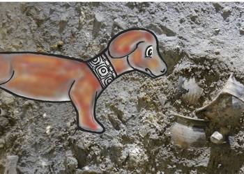 Museumshund Tado findet immer mal wieder tolle Schätze in der Erde.