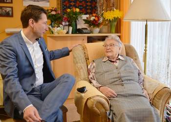 Irmgard Vietmeyer im Gespräch mit Oberbürgermeister Daniel Szarata