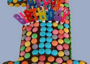 Kuchen in Form der Ziffer 1, Kerzen bilden den Schriftzug 'Happy Birthday' ©Aliasd and Adam Monkhouse, Public domain