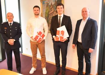 Feuerwehrchef Ingo Wetzel, die Brandmeisteranwärter Maximilian Ley und Lukas Handel sowie der stellv. Oberbürgermeister Thomas Rimpler nach der Übergabe der Ernennungsurkunden