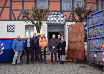 v.r.n.l.: Ulrike Lauterbach und Steffen Lauterbauch von der arc architekturconzept GmbH, Oberbür-germeister Daniel Szarata, Ortsbürgermeister Jens Müller, Abteilungsleiter Hochbau Jörg Wolansky, Fachbereichsleiter Bauen und Ordnung Jens Klaus und Volker Bolze aus der Abteilung Hochbau bei der Baustellenbesichtigung