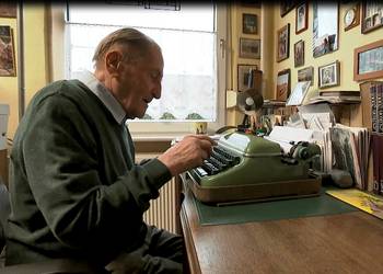 Werner Hartmann am heimischen Arbeitsplatz mit seiner geliebten Schreibmaschine ©Städtisches Museum Halberstadt