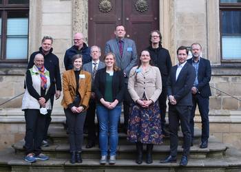 Der wissenschaftliche Beirat vor dem Städtischen Museum (v.l.n.r.): Dr. Babette Ludowici, Dr. Oliver Schlegel, Lara Madita Haps, Dr. Veit Dresely, Dr. Volker Bürger, Caroline Janick, Dr. Patrick Schollmeyer, Dr. Antje J. Gornig, Prof. Dr. Jörg Orschiedt, Oberbürgermeister Daniel Szarata, Dr. Roland Wiermann ©Holger Wegener / Stadt Halberstadt