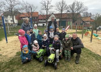 Große Freude herrscht bei den Kindern der Kita Spatzennest und ihrer Leiterin Andrea Bernicker (li) über die großzügige Spende der Bürgerinitiative. ©Stadt Halberstadt