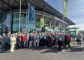 Gruppenfoto der Teilnehmerinnen und Teilnehmer der ersten Bürgerfahrt vor der Volkswagen Arena ©Stadt Halberstadt