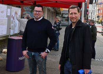 Geschäftsführer Tobias Siebert und Oberbürgermeister Daniel Szarata am Informationsstand zum Tag der Städtebauförderung ©Stadt Halberstadt/Holger Wegener