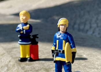 Zwei Tonie-Figuren stehen auf einer Mauer ©Stadtbibliothek 