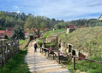 Am 31. Mai können die Höhlenwohnungen und den Schlosspark von Langenstein erkundet werden. ©Hanna Dwenger, Tourist Info