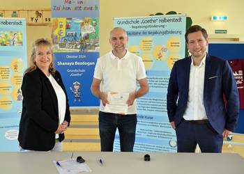 Schulleiterin Cornelia Henke, Gesellschafter Steffen Lauterbach und Oberbürgermeister Daniel Szarata freuen sich über den Kooperationsvertrag ©Stadt Halberstadt / Holger Wegener