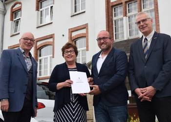Sozialministerin Petra Grimm Benne überreichte Prof. Dr. Klaus Begall (Kuratoriumsvorsitzender des Cecilienstifts), Sebastian Kullmann (Hausleiter Hephata) und Holger Thiele (Stiftungsvorstand) den Zuwendungsbescheid ©Cecilienstift Halberstadt