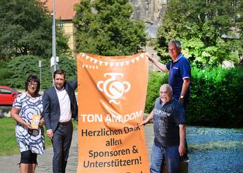 Auf einer Pressekonferenz stellten die Organisatoren das große Werbebanner für Ton am Dom 2024 vor ©Holger Wegener, Stadt Halberstadt
