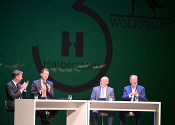 Podiumsdiskussion – v.l.n.r. OB Dennis Weilmann, OB Daniel Szarata, Prof. Rolf Schnellecke, Gerd Gies (Ministerpräsident a.D.) sowie Prof. Rolf Schnellecke (OB von Wolfsburg 2001 – 2011) ©Stadt Halberstadt