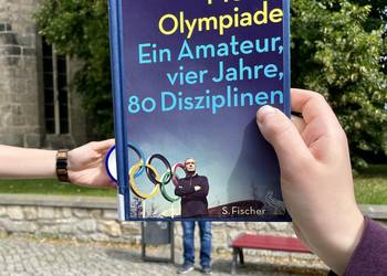 Das Coverbild von 'Meine Olympiade' wird mit Beinen und olympischem Ring ergänzt ©Stadtbibliothek 