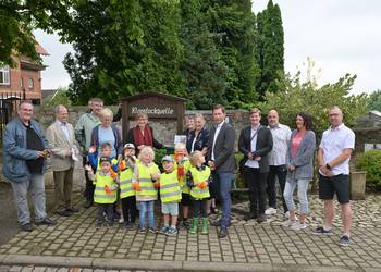 Große Freude über den Sonderstempel der Harzer Wandernadel in Aspenstedt ©Stadt Halberstadt