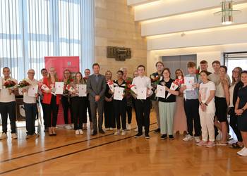 Am 1. August begann in der Stadt Halberstadt das neue Ausbildungsjahr. Ausbildungsleiterin Anke Dietrich und Oberbürgermeister Daniel Szarata konnten bei der Eröffnungsfeier im Rathaus sowohl die bisherigen als auch die neuen Auszubildenden, die Ausbilder und Mitglieder der Personalvertretung begrüßen.  Zu Beginn erhielten alle Auszubildenden, die ihre dreijährige Ausbildung erfolgreich beendet haben, ihren Arbeitsvertrag mit der Stadt.   Zu ihnen gehören Hannes Zimpel als Verwaltungsfachangestellter, René Zehnpfund als Fachangestellter für Medien- und Informationsdienste und Conrad Schrader als Fachinformatiker für Systemintegration sowie Konrad Krause als Tierpfleger im Tiergarten.  Die neu ausgebildeten Fachkräfte zeigten während ihrer Ausbildung großes Engagement für die Stadt. So beteiligten sie sich an der Realisierung zahlreicher Projekte aus ihren Fachbereichen.   Beim Azubi-Projekt mit Wolfsburg, bei der Vorbereitung und Durchführung der Kommunalwahlen, dem Bürgerbrunch, den Special Olympics, dem Tiergartenfest und bei vielen anderen Aktivitäten konnte sich die Stadt auf „ihre“ Azubis verlassen.  Neu im Auszubildendenteam der Stadt sind Vanessa Katharina Reese und Erika Selina Koch Septimo, die eine Ausbildung als Verwaltungsfachangestellte in der Fachrichtung Kommunalverwaltung beginnen.   Emily Germer und Carl Vitus Mock streben eine Ausbildung als Fachangestellte für Medien- und Informationsdienste in der Fachrichtung Bibliothek an. Johanna Karin Seeliger wird in der Tourist Info zur Kauffrau für Tourismus und Freizeit ausgebildet. Chris Arne Baumgardt-Garten möchte im Tiergarten den Beruf des Tierpflegers in der Fachrichtung Zoo erlernen.   Nach der Übergabe der Arbeits- und Ausbildungsverträge gab es in einer Gesprächsrunde noch einige Tipps für die Berufsanfänger. Sie wurden ermutigt, alle Möglichkeiten zu nutzen, die ihnen während ihrer Ausbildung geboten werden. Sie sollen fleißig, interessiert und offen für Neues sein.   Oberbürgermeister Daniel Szarata gratulierte zur abgeschlossenen Ausbildung und begrüßte die neuen Auszubildenden. Er sagte:  „Es erfüllt mich mit Freude, dass der ausgezeichnete Ruf der Stadt Halberstadt als Ausbildungsbetrieb viele junge Menschen dazu bewegt, sich bei uns zu bewerben. Die Übernahme aller Auszubildenden, stellt eine wesentliche Motivation für unsere neuen Azubis dar. Mein herzlicher Dank gilt allen Ausbildern, die ihrer großen Verantwortung gerecht werden.“   Interessenten an einem der zahlreichen Ausbildungsberufe der Stadt können sich auf der bevorstehenden Berufs- und Studienmesse [BeSt]4 am 7. September auf dem Gelände des Burchardiklosters in Halberstadt ausgiebig informieren.   Foto: Stadt Halberstadt/ Holger Wegener Text: Festveranstaltung für die Auszubildenden und Ausgebildeten im großen Ratssitzungsaal ©Stadt Halberstadt