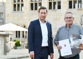Am 5. September übergab Oberbürgermeister Daniel Szarata die Ernennungsurkunde an Ortsbürger-meister Rüdiger Müller ©Stadt Halberstadt