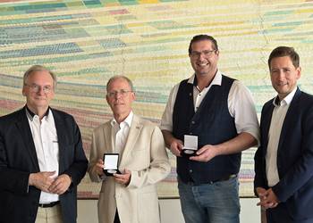 Ministerpräsident Dr. Reiner Haseloff MdL, Stadtratspräsident Dr. Volker Bürger, Lions-Präsident René Mittag und Oberbürgermeister Daniel Szarata freuen sich über die Verleihung der Ehrenmedaillen ©Stadt Halberstadt