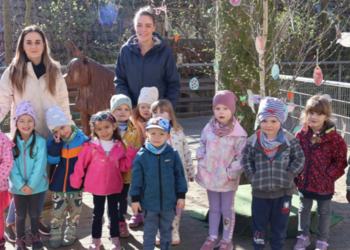 15 Kinder der „Hasen“-Gruppe aus der Kita „Waldblick“ besuchten und schmückten den Tiergarten Halberstadt ©Stadt Halberstadt