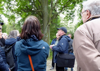 Direktor Rüdiger Becker während der Vogelstimmen-Wanderung ©Archive Heineanum