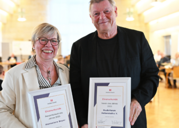 Hannelore Beyer und Klaus Huch, Vorsitzender des Musik-Forums, nahmen die Auszeichnungen im Rahmen der Sitzung des Halberstädter Stadtrates am 3. April entgegen. ©Stadt Halberstadt / Holger Wegener