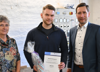 Betriebsleiterin Ulrike Lemme und Oberbürgermeister Daniel Szarata freuen sich mit Dominik Winningstedt über das Weiterbildungsstipendium ©Stadt Halberstadt / Holger Wegener