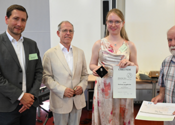 Dr. Corinna Langebrake erhält aus den Händen von Frank-Ulrich Schmidt und in Anwesenheit von Dr. Volker Bürger und Daniel Szarata den „Silbernen Uhu“