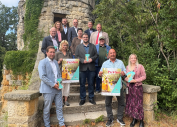 Voller Vorfreude auf das Parkfest 2025: Auf der Treppe des Belvederes zeigen Stadt und Sponsoren mit Plakaten und Flyern, was die Gäste am 2. August erwartet – ein Tag voller Musik, Begegnung und Le-bensfreude im Herzen der Spiegelsberge. ©Stadt Halberstadt, Jeannette Schroeder