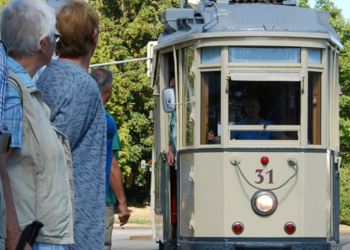 Neugierige Besucher erwarten die Ankunft der historischen Straßenbahn. ©Nicole Huhn